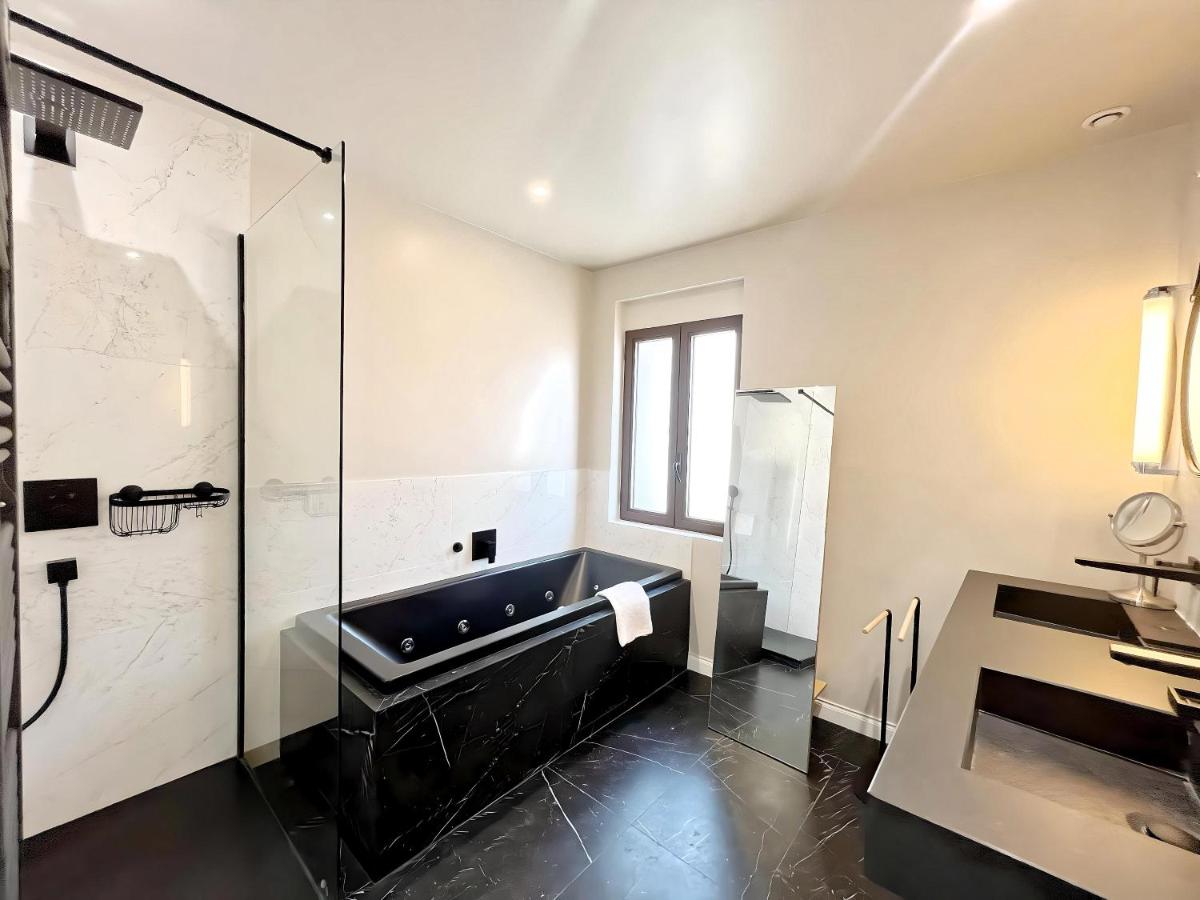 Image 2 of Villa Marsa – Cannes – on beach