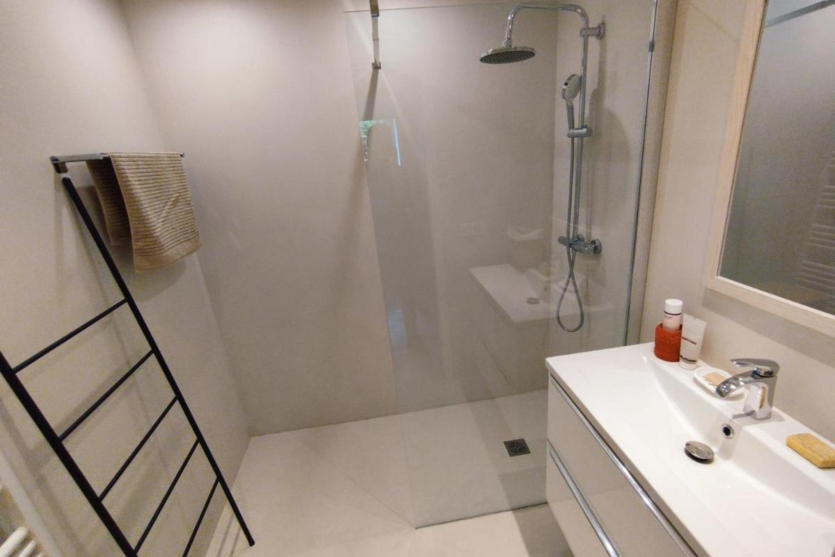 Image 6 of WE CANNES ! Exceptional 4 rooms apartment Cannes Center swimming pool