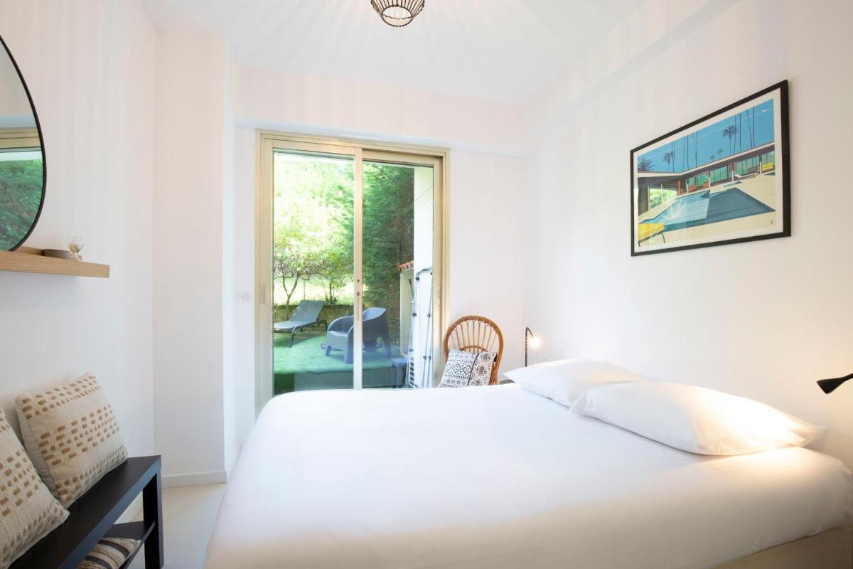 Image 2 of WE CANNES ! Exceptional 4 rooms apartment Cannes Center swimming pool
