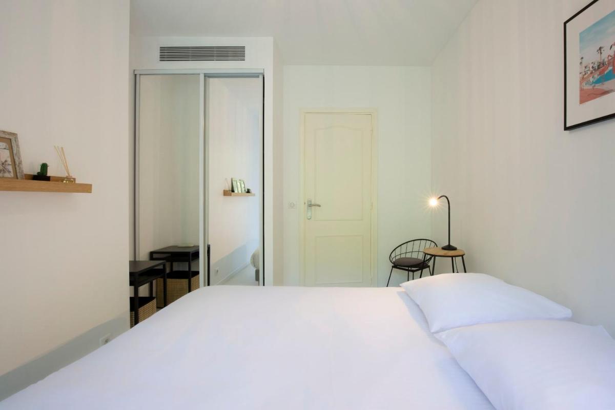 Image 3 of WE CANNES ! Exceptional 4 rooms apartment Cannes Center swimming pool